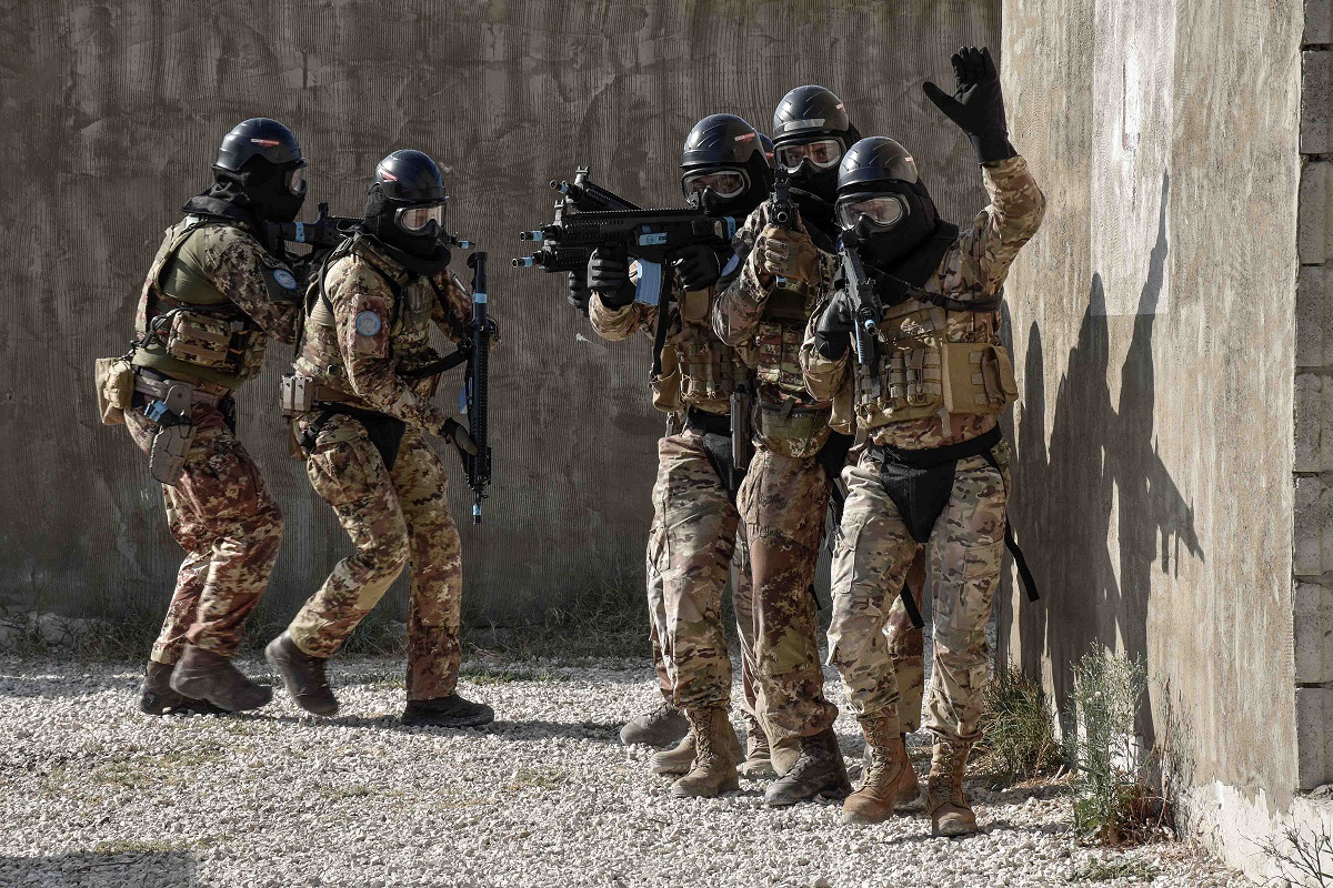 4. Team fucilieri in avvicinamento a un edificio