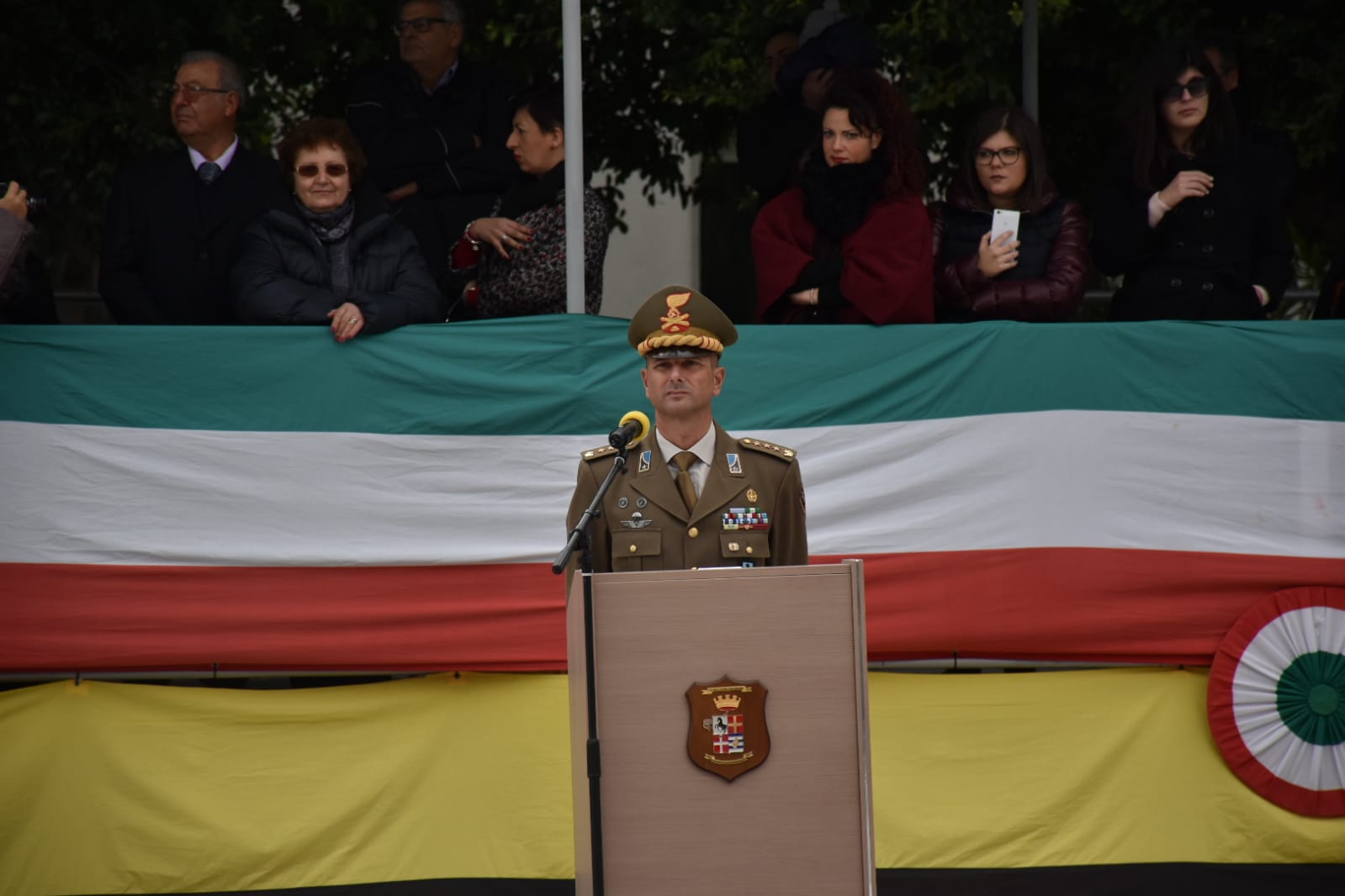 Allocuzione del Col. Daniele Pisani comandante di reggimento e palco autorità