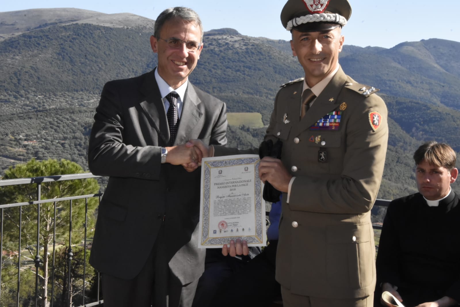 Foto2. Il ministro dellAmbiente Sergio Costa consegna il premio al generale Bruno Pisciotta