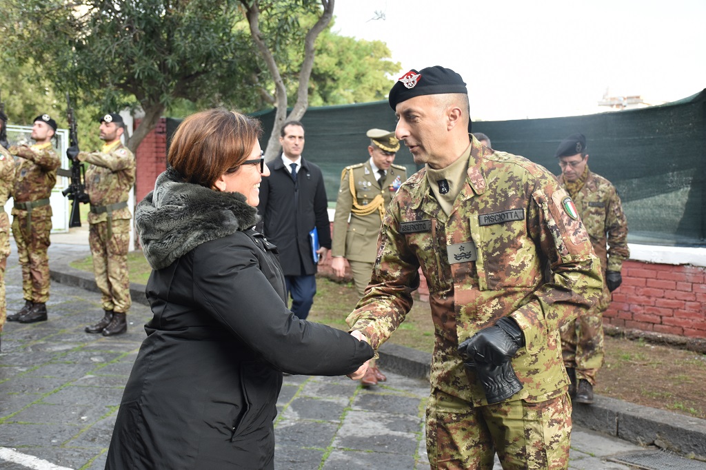 Foto 2. Il Generale Pisciotta accoglie il Ministro della Difesa