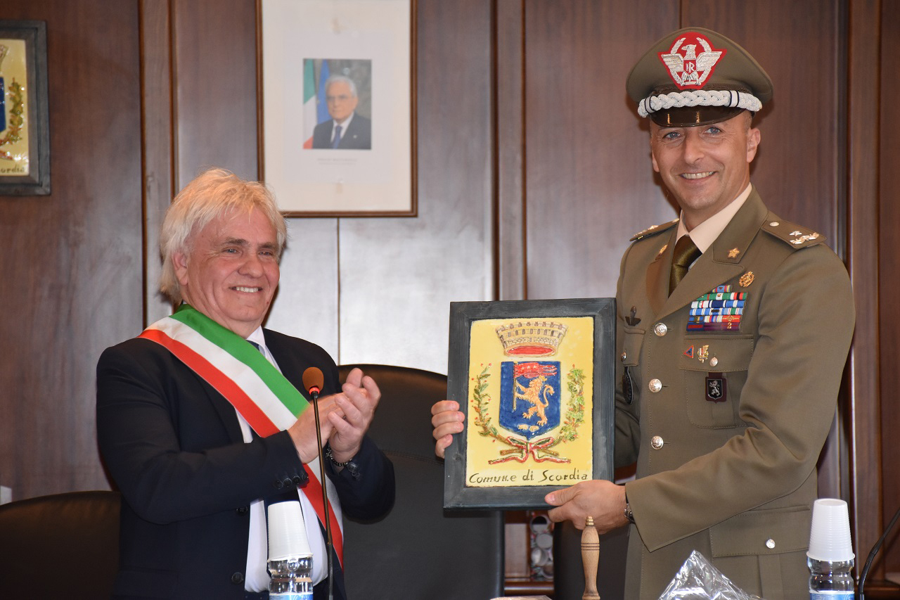 2. Il sindaco Franco Barchitta consegna al generale Bruno Pisciotta lo stemma araldico di Scordia