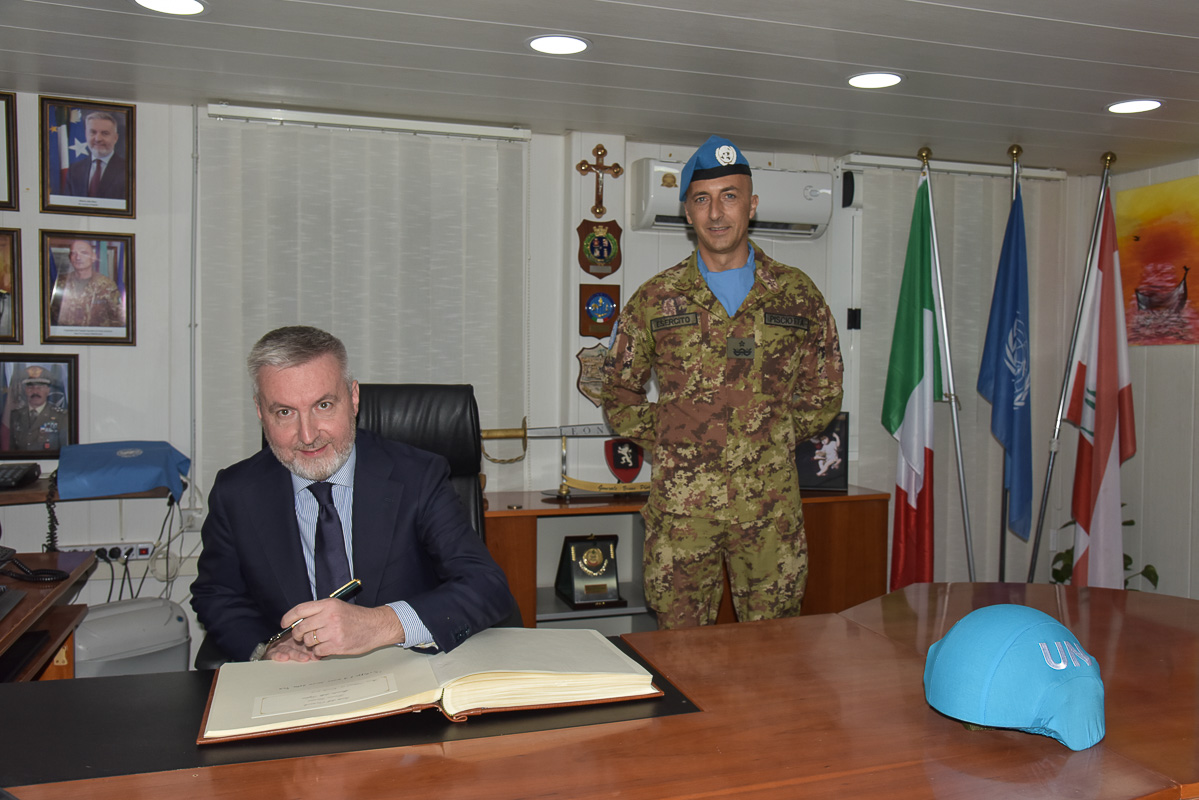 Il Ministro Lorenzo Guerini firma lAlbo donore della Brigata Aotsa