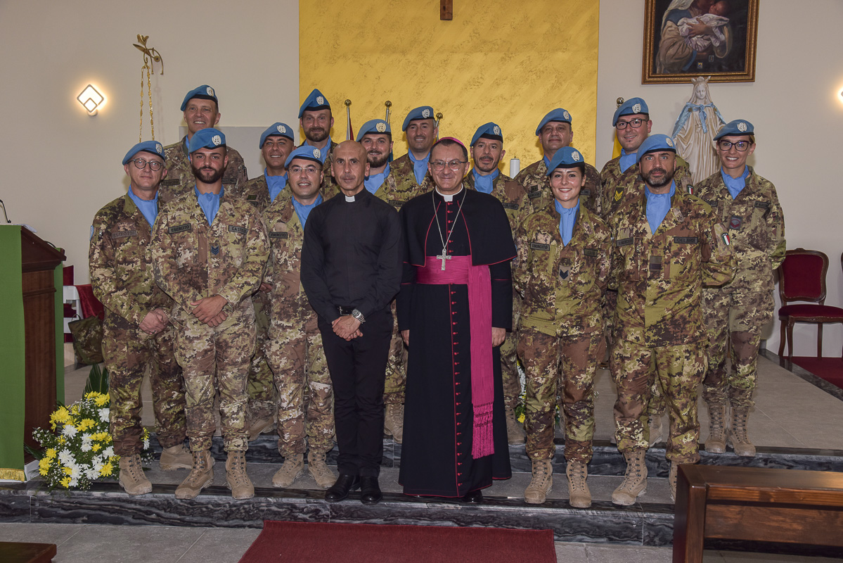 UNIFIL Il Nunzio Apostolico con il coro della Chiesa di Shama