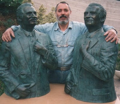 Giuseppe Messina con i due busti di Nello Cassata