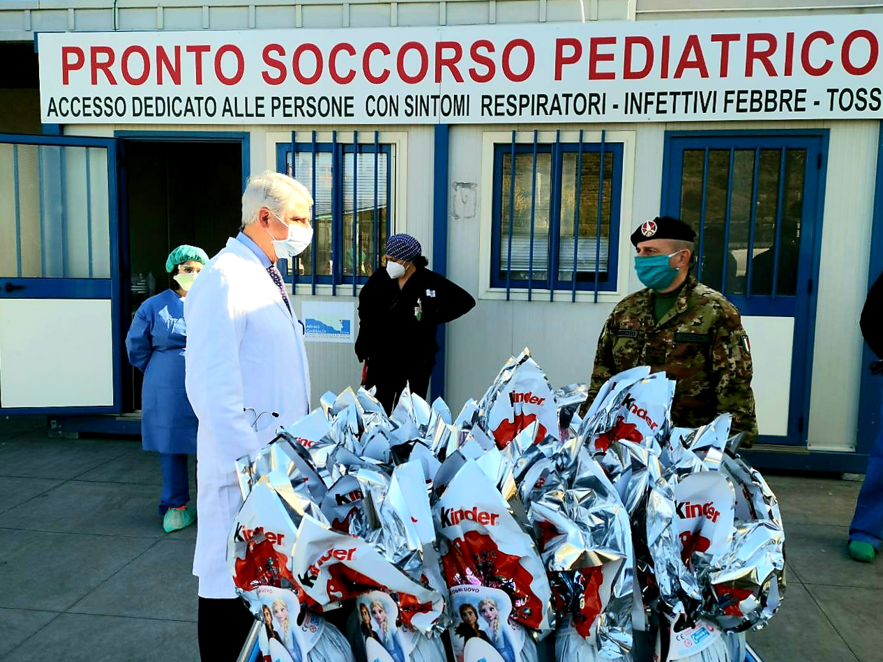 3 consegna uova pasquali dal comandante di reggimento1