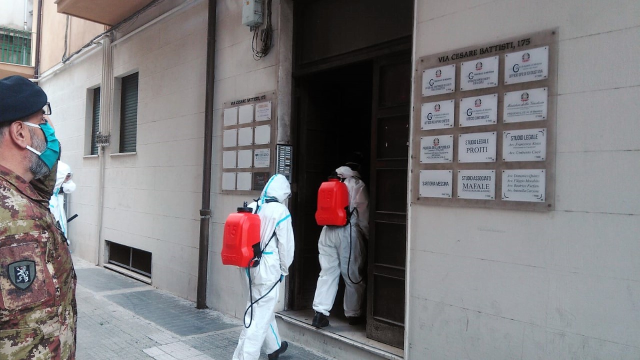 I disinfettori dellEsercito sanificano il Tribunale di Messina 4