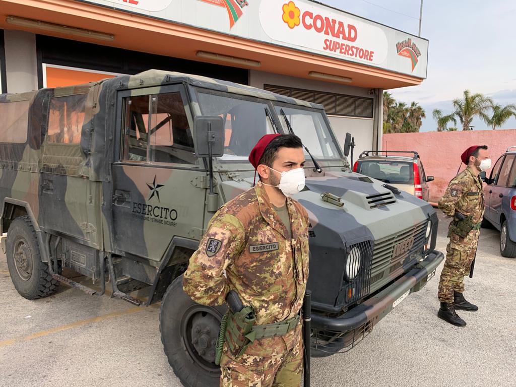 Militari dellEsercito presidiano i centri commerciali in Sicilia