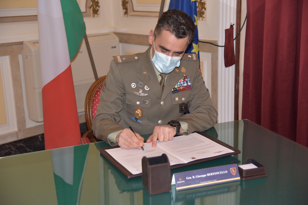 2. Il generale Giuseppe Bertoncello firma il protocollo dintesa