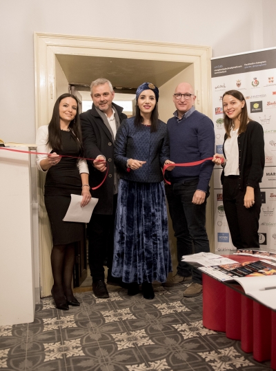 La pluripremiata stilista e il pittore Marcapiano tra arte e moda  Margherita de Cles protagonista in Trentino di una mostra omaggio alla Sicilia.  Tra Cles e Taormina Tra l&#039;India e Londra ma con il cuore nella Trinacria