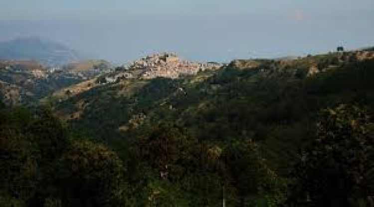 Breve storia del borgo di Montalbano Elicona dalle origini ai tempi moderni-con particolare rilevo al federiciano di Giovanni Albano.
