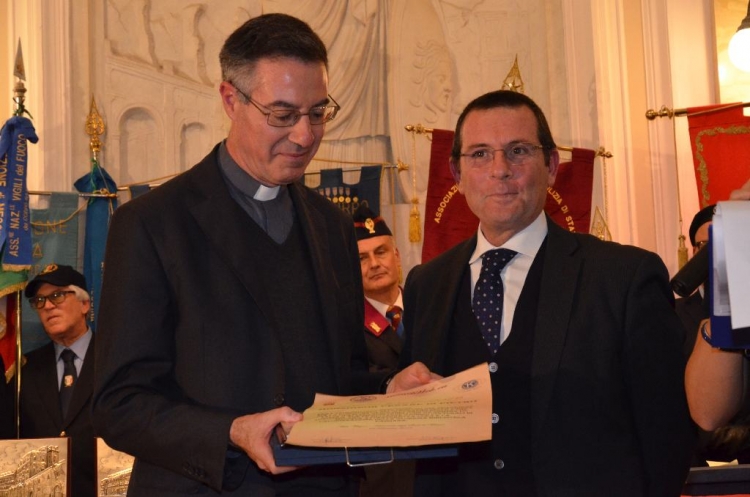 Mons. Cesare Di Pietro mentre riceve il Premio Orione