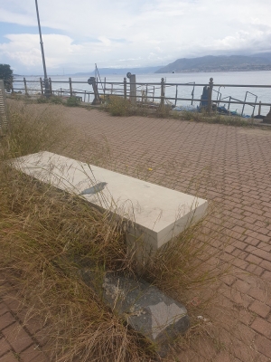 Messina - Panchine in abbandono  Lungo il Viale della Libertà.