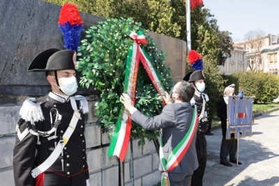 Messina-  25 Aprile  il Prefetto e le autorita&#039; militari in Piazza Unita&#039;  d&#039; Europa