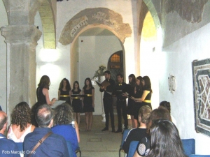 Barcellona Pozzo di Gotto: l’Ensemble Vocale Sirókos canta nel chiostro di S. Antonino