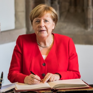 Merkel  si congeda con classe 18 anni di leadership con compostezza tedesca e sobrieta'