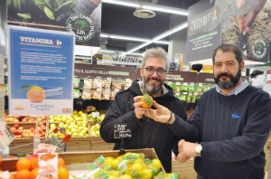    Foto: : il direttore del PdV di via Pietro Leone (Caltanissetta) Giuseppe Martorana, e un consumatore (Fabio Gangi)