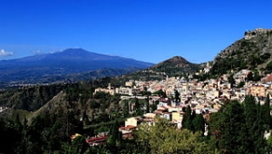 Taormina attenta alla difesa dell&#039; ambiente ed al silenzio del luogo  mezzi elettrici grazie ad Asm
