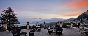 Belmond  Grand Hotel Timeo a Taormina si consacra al top con il suo panorama mozzafiato e con il suo Etna  Spritz  rinnova i fasti della terrazza letteraria di Andrè Gide con il bar manager Alfio Liotta