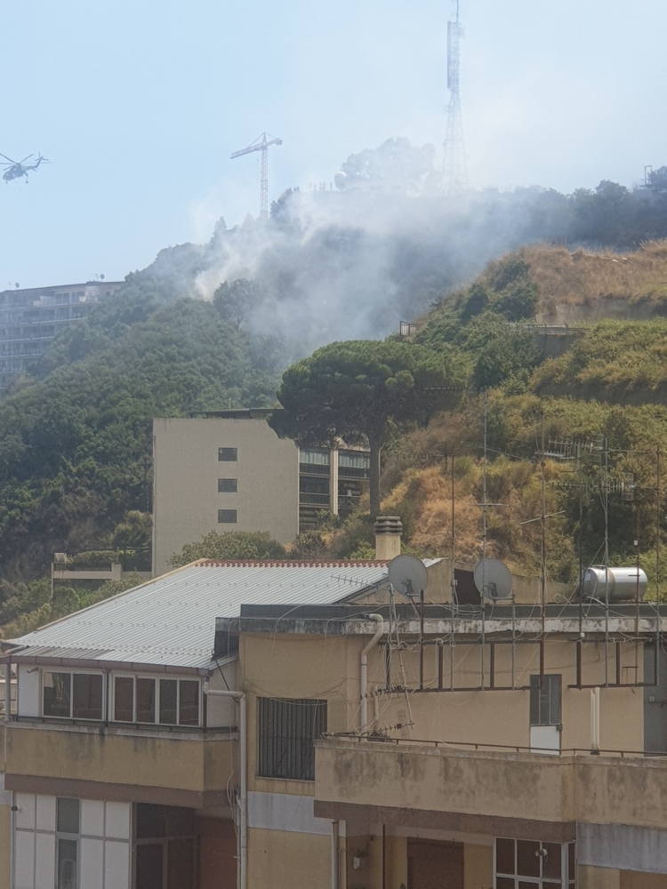 Messina - Incendio domato a Gravitelli tra il Grace e l&#039;Aralia