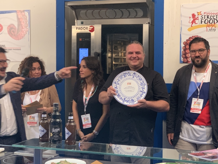 Giuseppe Oriti trionfa al Messina Street Food Fest. Il panino con la porchetta di suino nero dei Nebrodi del Vecchio Carro per il secondo anno conquista il premio per la specialità più gradita