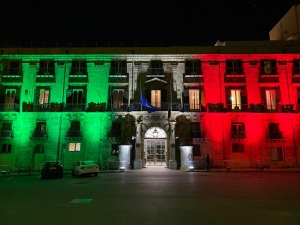 Coronavirus: il Tricolore sulla facciata di Palazzo Orleans