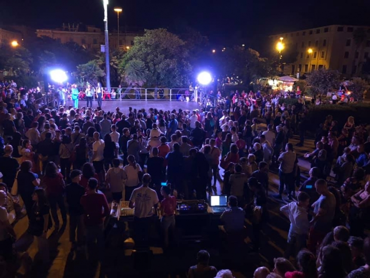 Messina -  La PIAZZA UNIONE EUROPEA  HA VISTO CON SUCCESSO UNA GRANDE FESTA DELL’AMICIZIA PONENDO L’ACCENTO SU “ U PIPI RUSSU”