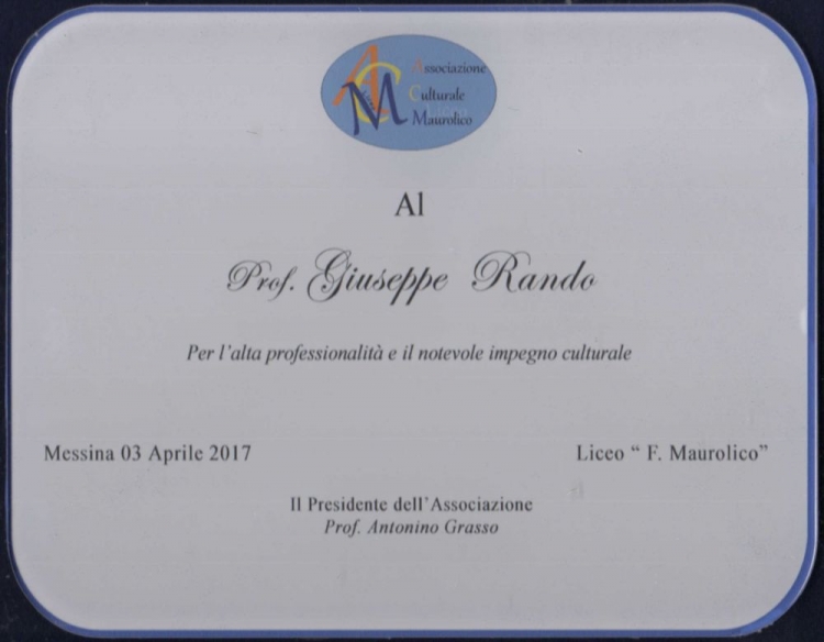 Nell’ambito del programma della “Associazione Culturale Maurolico”, Il professore Giuseppe Rando ha tenuto ieri la sua attesa conferenza letteraria nell’Aula Magna dello storico Liceo messinese