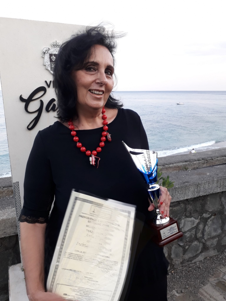 Anna Napoli vincitrice del secondo premio Pace e Spiritualità dell’Accademia Euromediterranea delle Arti  a Villa Garbo.