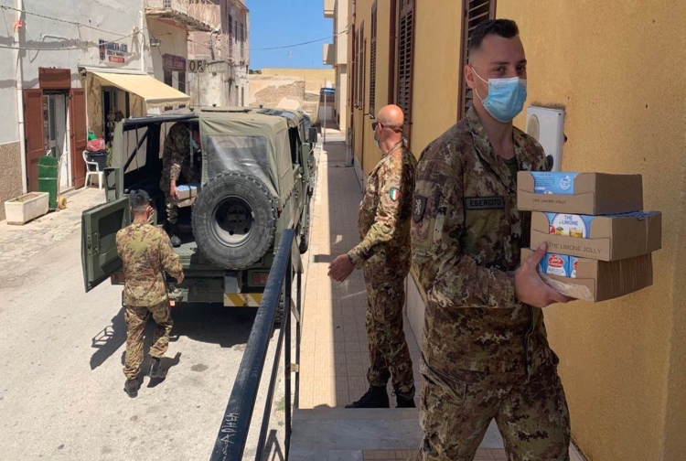 Esercito e solidarietà A Lampedusa i militari impegnati dell’operazione “Strade Sicure” donano generi di conforto alla Parrocchia di “San Gerlando”
