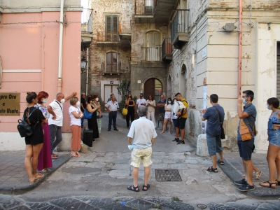 Barcellona Pozzo di Gotto: letture itineranti “A spasso con i libri” tra vicoli storici e palazzi ottocenteschi, a cura della Genius Loci