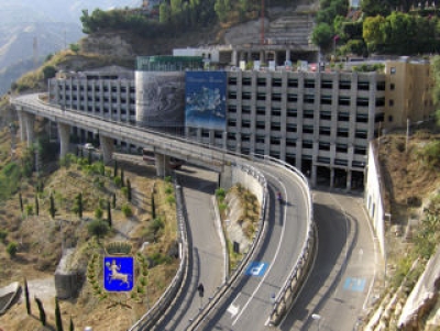 Taormina:arte al parcheggio? Ulisse ed Efesto  al parcheggio  di&quot;Porta Catania&quot;