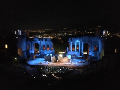 &quot;Taormina e l’Europa non vogliono  i migranti? E i migranti arrivano al Teatro Antico di Taormina. La Boheme di Enrico Castiglione Domani  5 luglio ed il  6 luglio l’opera di Puccini ambientata in un campo profughi.